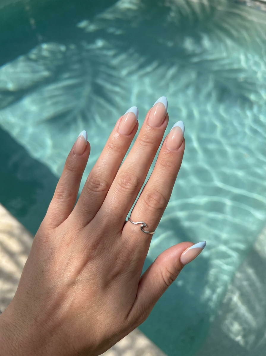 Blue Lagoon French Nails als Beachy Nails Inspiration 2026